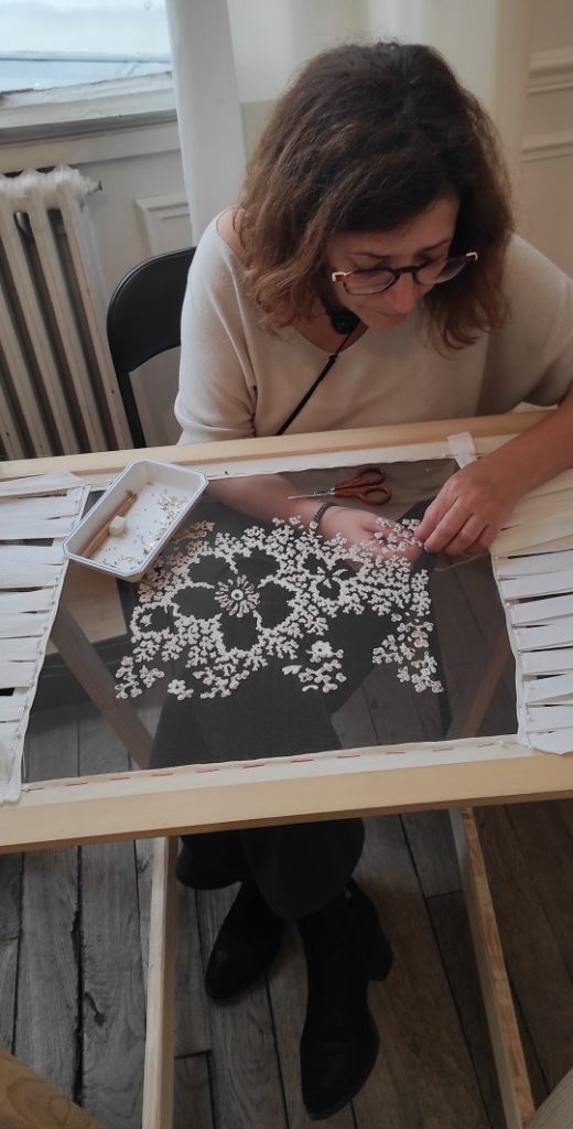 De la haute couture à l'art du bijou brodé, Les Bijoux de Salomée sont des bijoux brodés à la main dans la pure tradition du savoir-faire français.